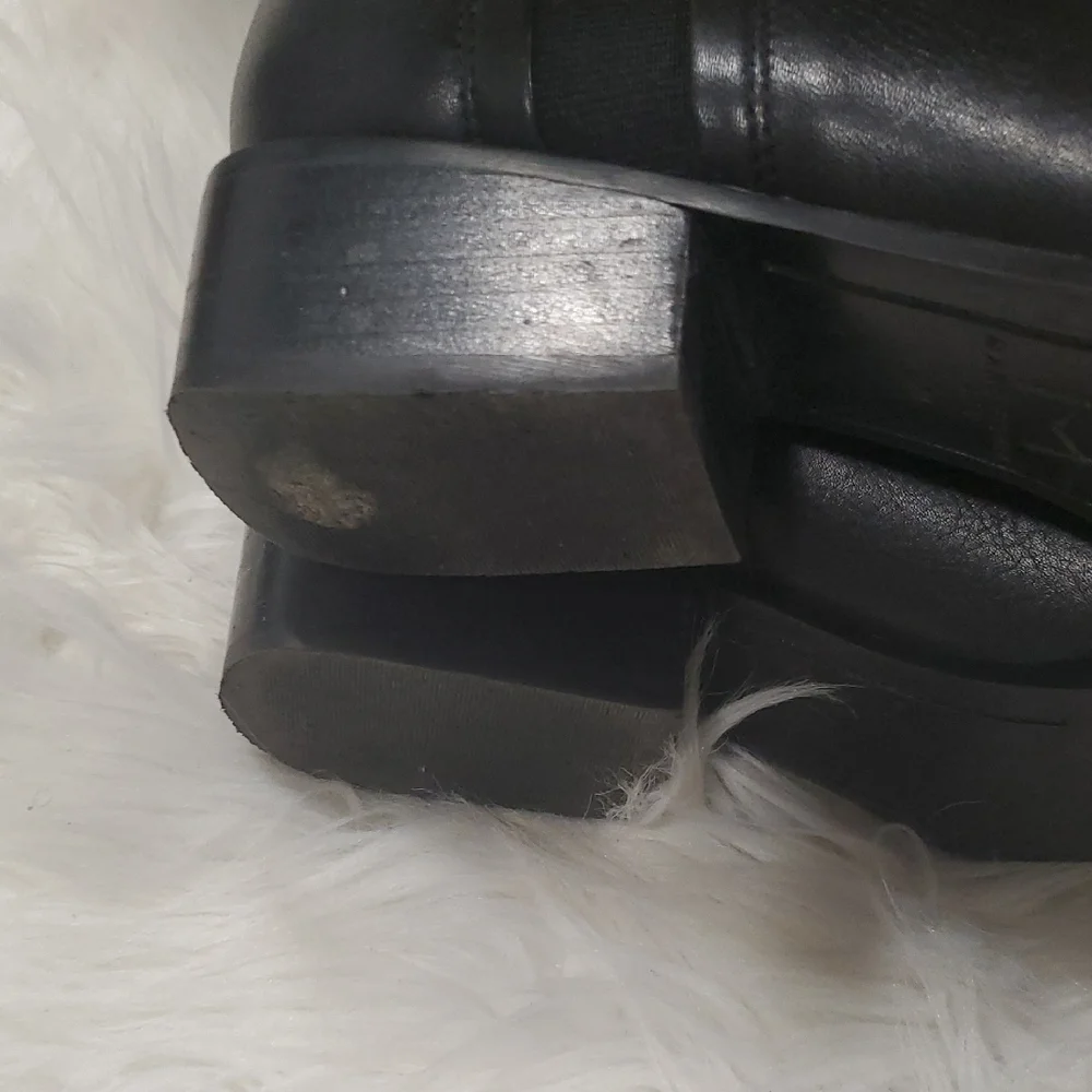 Chic Marc Fisher Black Leather Ankle Booties